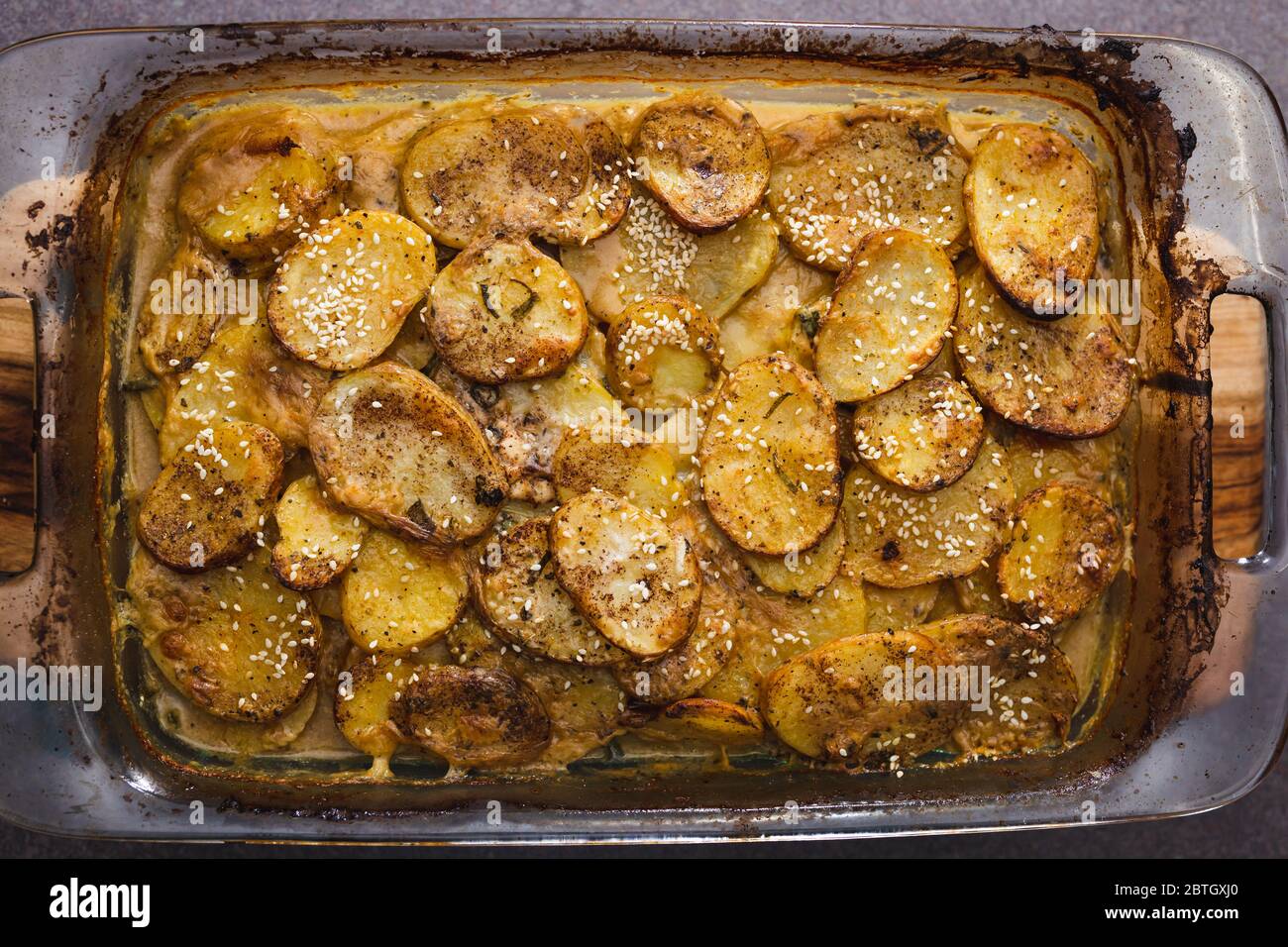 Gesundes pflanzliches Food-Rezeptkonzept, veganer Kartoffelbackbraten mit milchfreiem Käse und Sojamilch Stockfoto