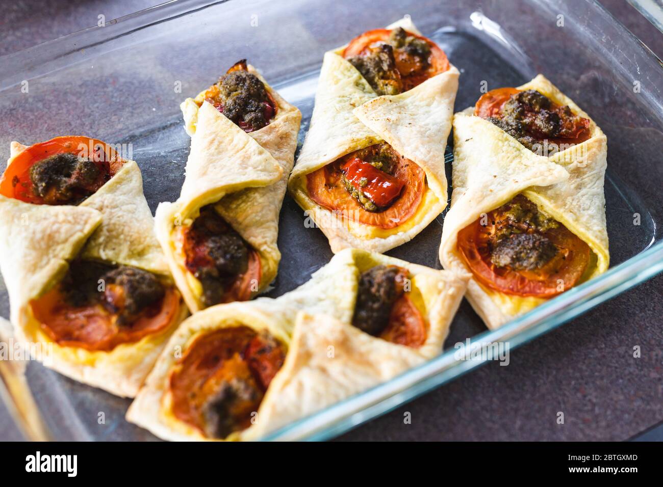 Gesundes pflanzliches Food-Rezepte-Konzept, vegane Tomatenmark Pesto-Gebäck mit milchfreiem Käse Stockfoto