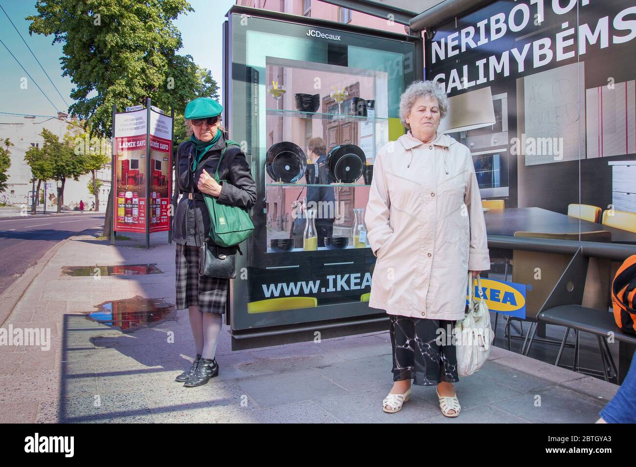 Ein Busskeller mit einer IKEA Werbekampagne, die 3D-Gehäuse enthält. Dieser Koffer ist mit Geschirr, Tellern, Schüsseln gefüllt. In Vilnius, Litauen. Stockfoto