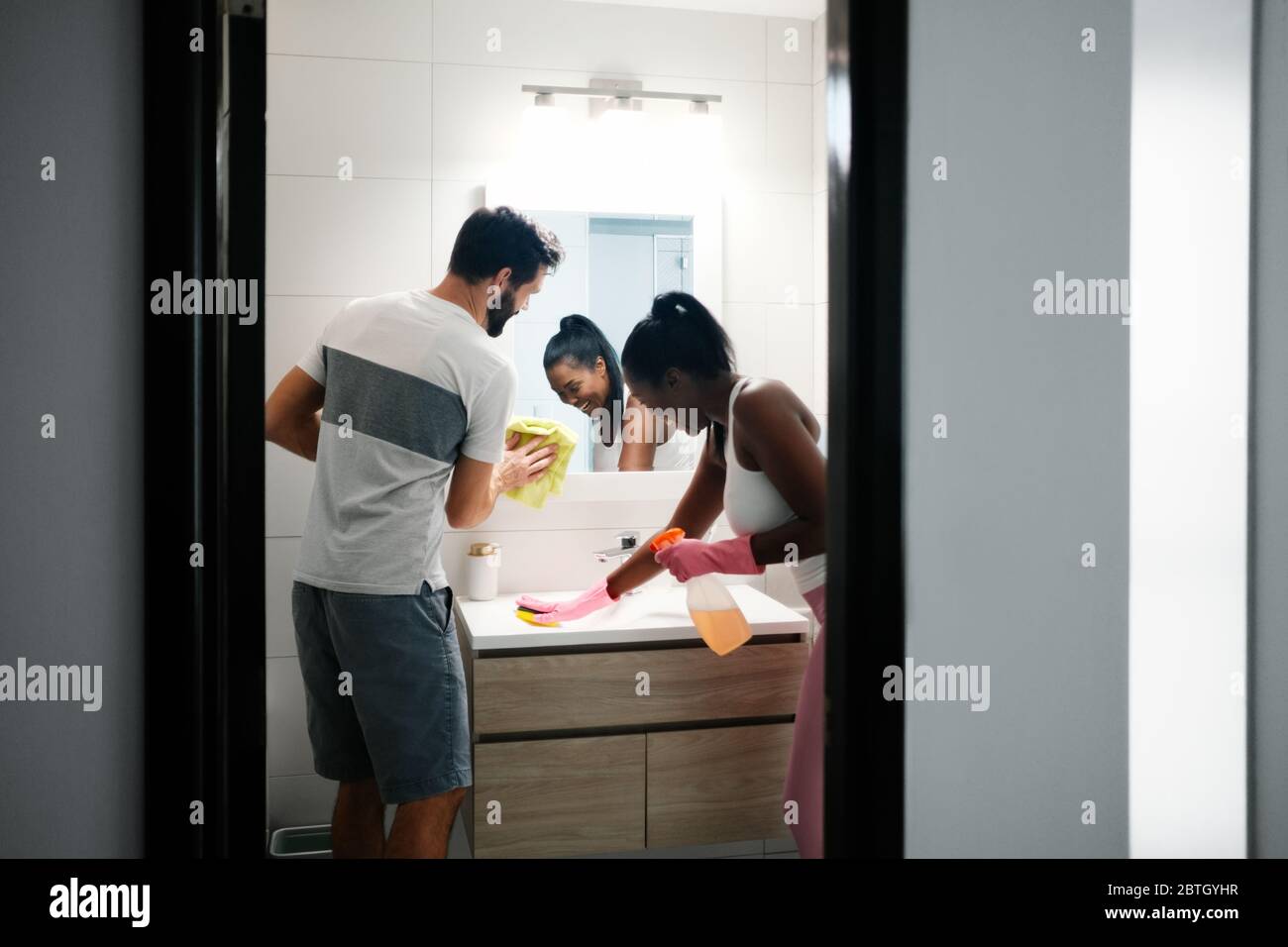 Multiethnische Menschen Tun Hausarbeiten Reinigung Home Badezimmer Stockfoto