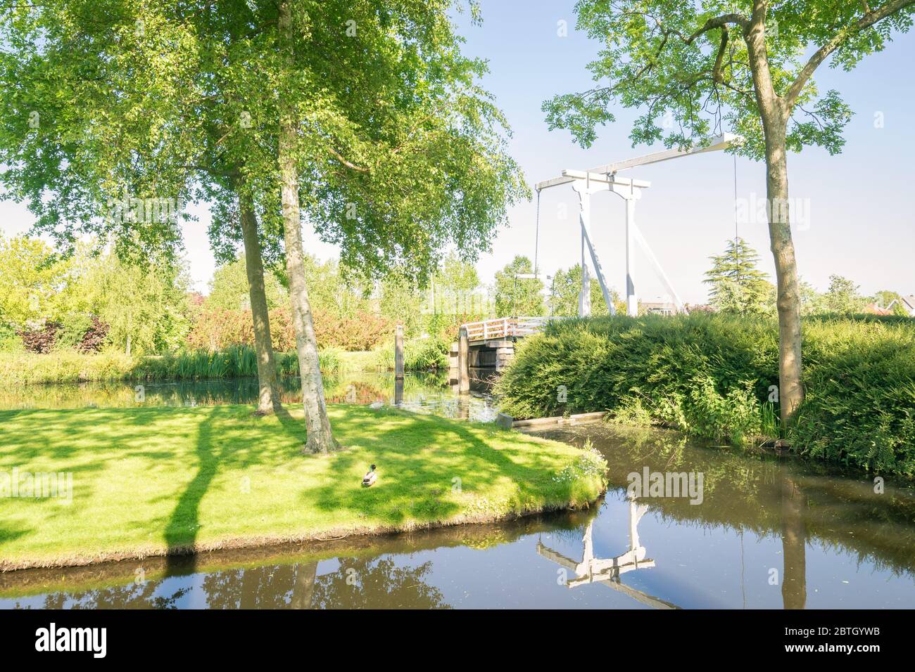 Schöne Aussicht auf eine traditionelle holländische Zugbrücke in einem Park im Dorf Zevenhuizen, Niederlande Stockfoto