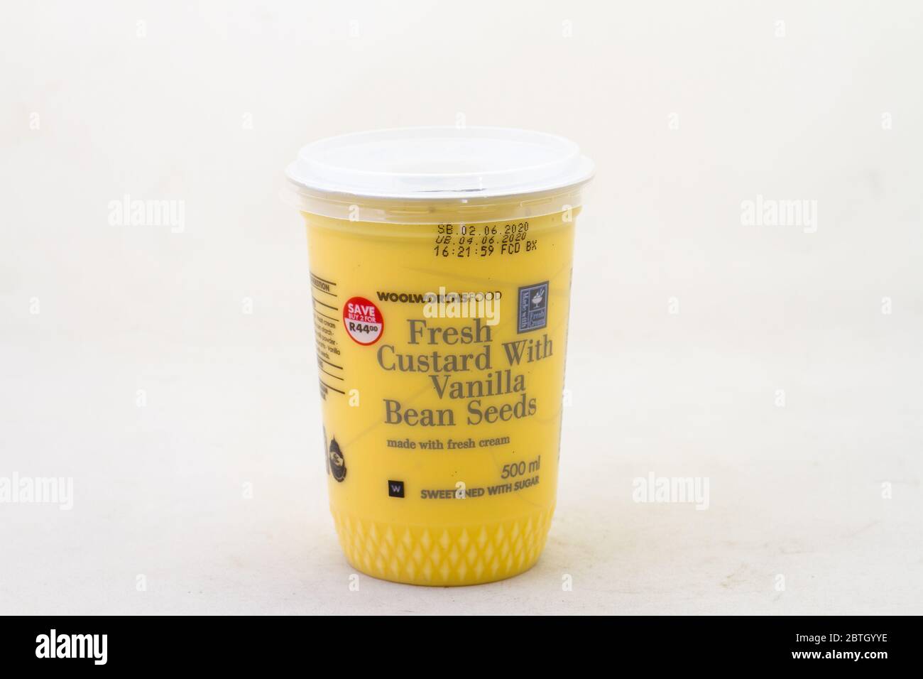 Alberton, Südafrika - ein Behälter mit Woolworths Food Frische Pudding mit Vanilleschoten auf klarem Hintergrund isoliert Stockfoto