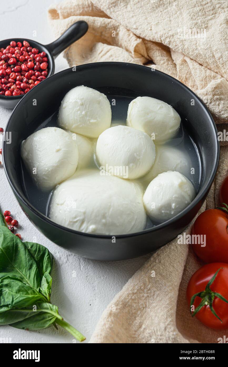 Mozzarella Büffel, frisches Basilikum, rote Tomaten und Olivenöl ...