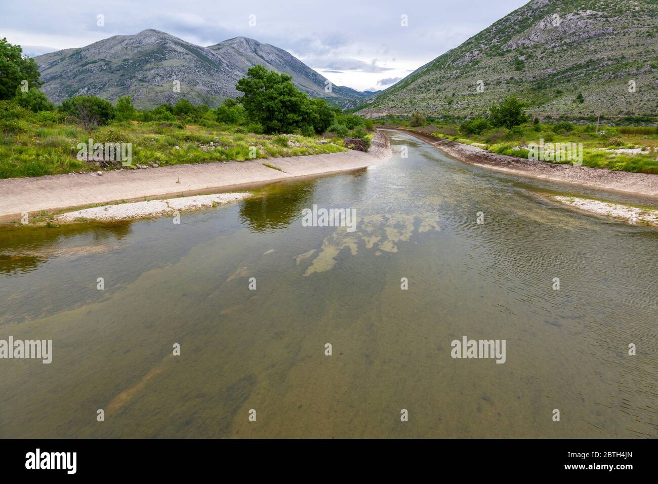Regulierter Fluss Trebisnjica in Bosnien und Herzegowina Stockfoto