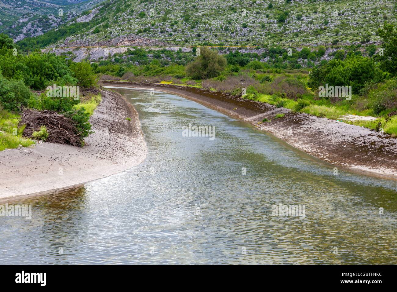 Regulierter Fluss Trebisnjica in Bosnien und Herzegowina Stockfoto