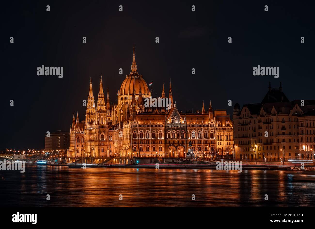 Lange Belichtungsansicht der ungarischen Paliament Nationalversammlung am Donauufer am Abend Stockfoto