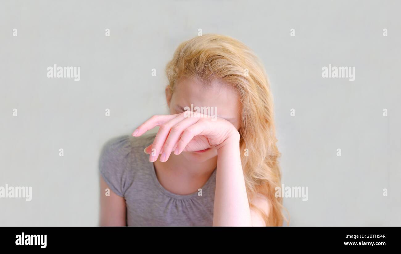 Junge schöne Frau mit langen hellen Haaren in schlechter Stimmung, Weinen, in Depression und fühlt sich schlecht.Emotionen Raum für Text. Stockfoto