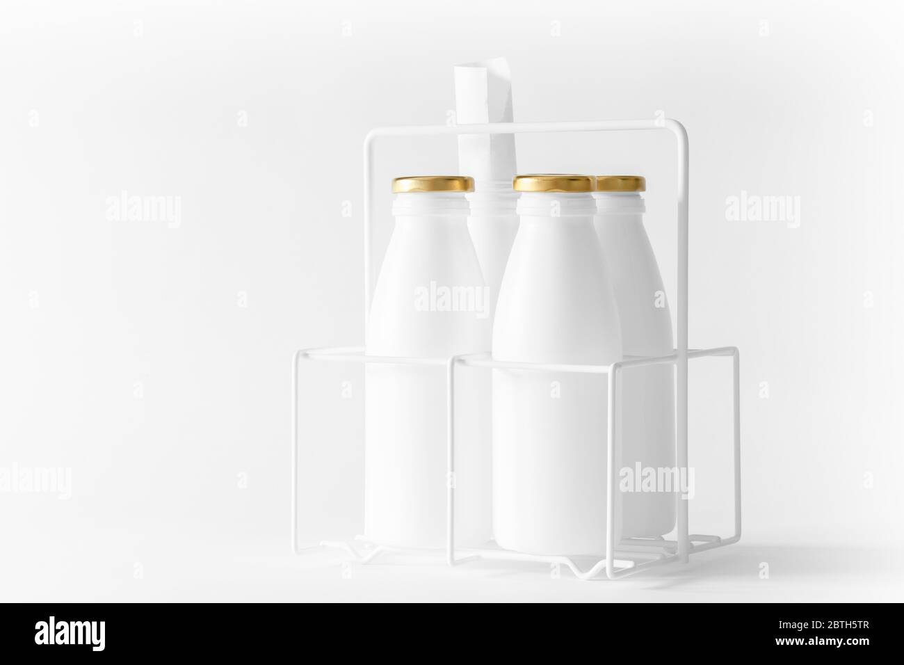 High-Key, weißes Artwork Bild von gebrauchten Flaschen. Stillleben Schwarz-Weiß-Kunst von recycelten Abfallobjekten als vorgetäuschte Milchbehälter dargestellt Stockfoto