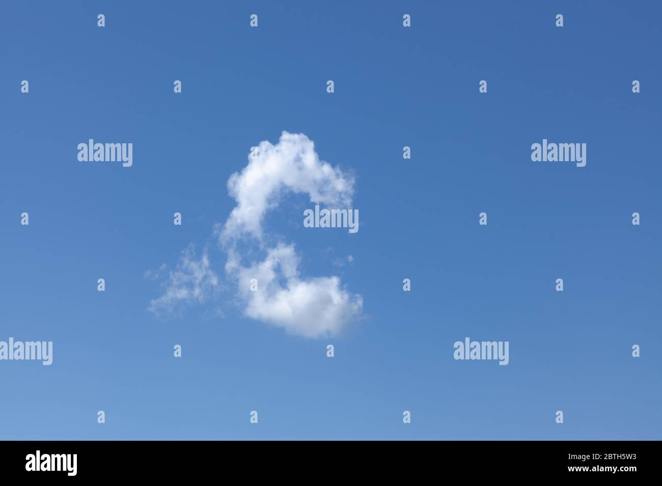 Eine weiße wispy Wolke in einem schönen blauen Himmel Hintergrund. Blick auf die Wolkenlandschaft an einem klaren Tag. Stockfoto