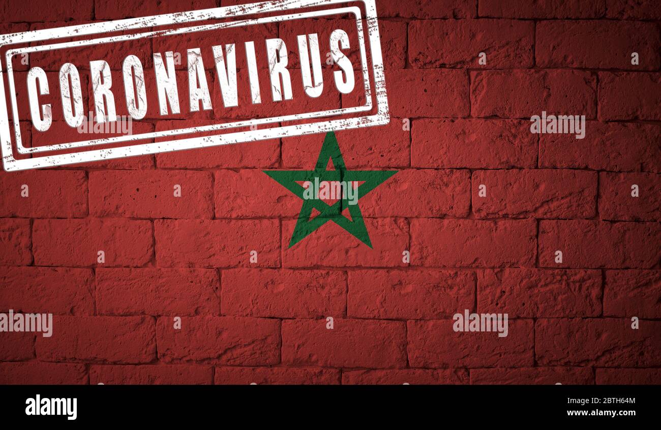 Flagge des Marokko mit Originalproportionen. Gestempelt von Coronavirus. Backstein-Wand Textur. Corona Virus Konzept. Am Rande eines COVID-19 oder 2019-NC Stockfoto