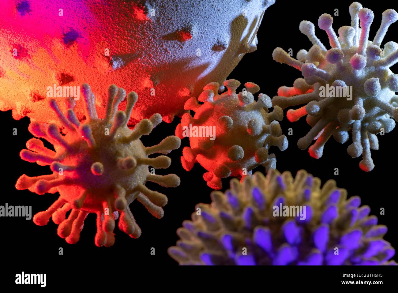 Bild von einigen farbenfrohen symbolischen Viren im dunklen Rücken Stockfoto