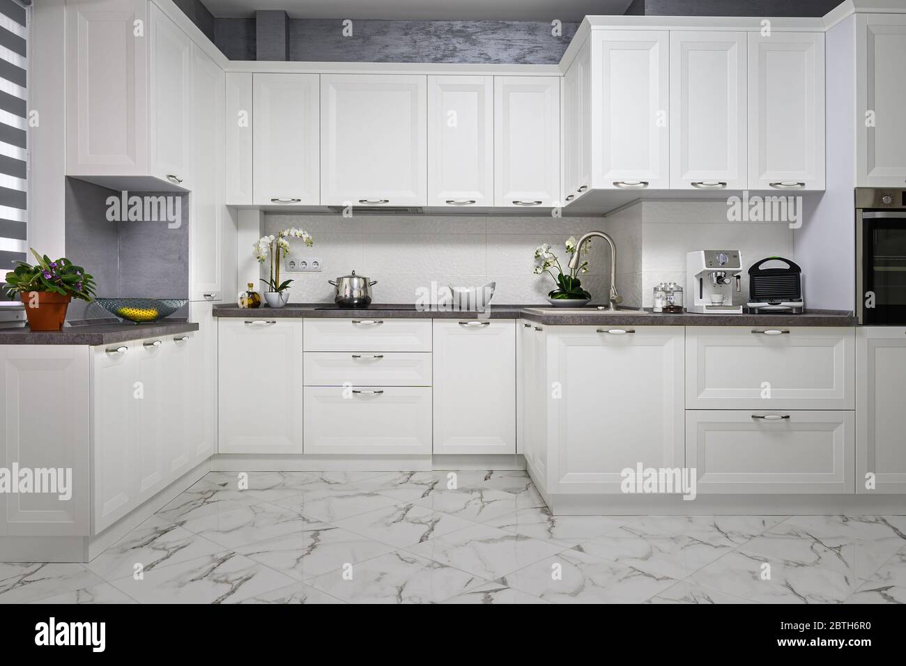 Saubere und minimalistische moderne weiße Küche Stockfoto