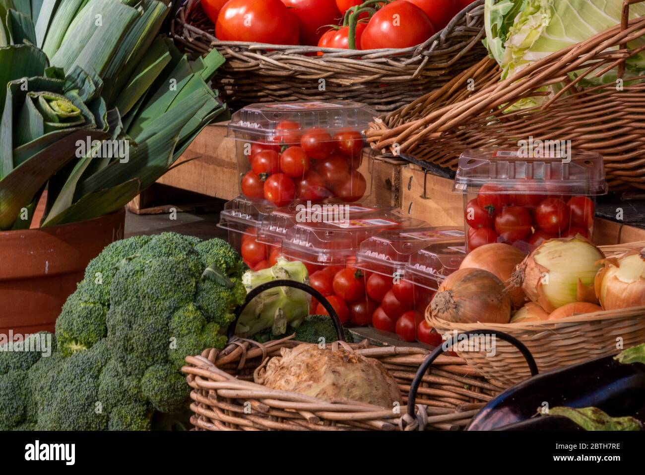 Eine Auswahl oder eine Vielfalt an frischem Gemüse auf einem bunten Marktstand. Stockfoto