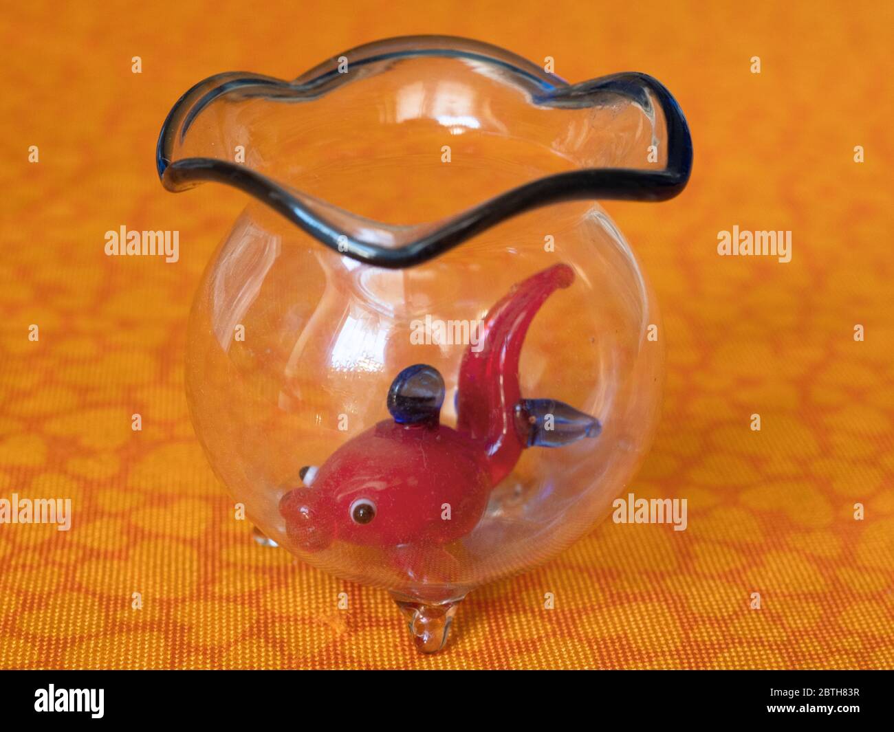 Handgefertigtes Ornament, Glasschale mit rotem Fisch Stockfoto