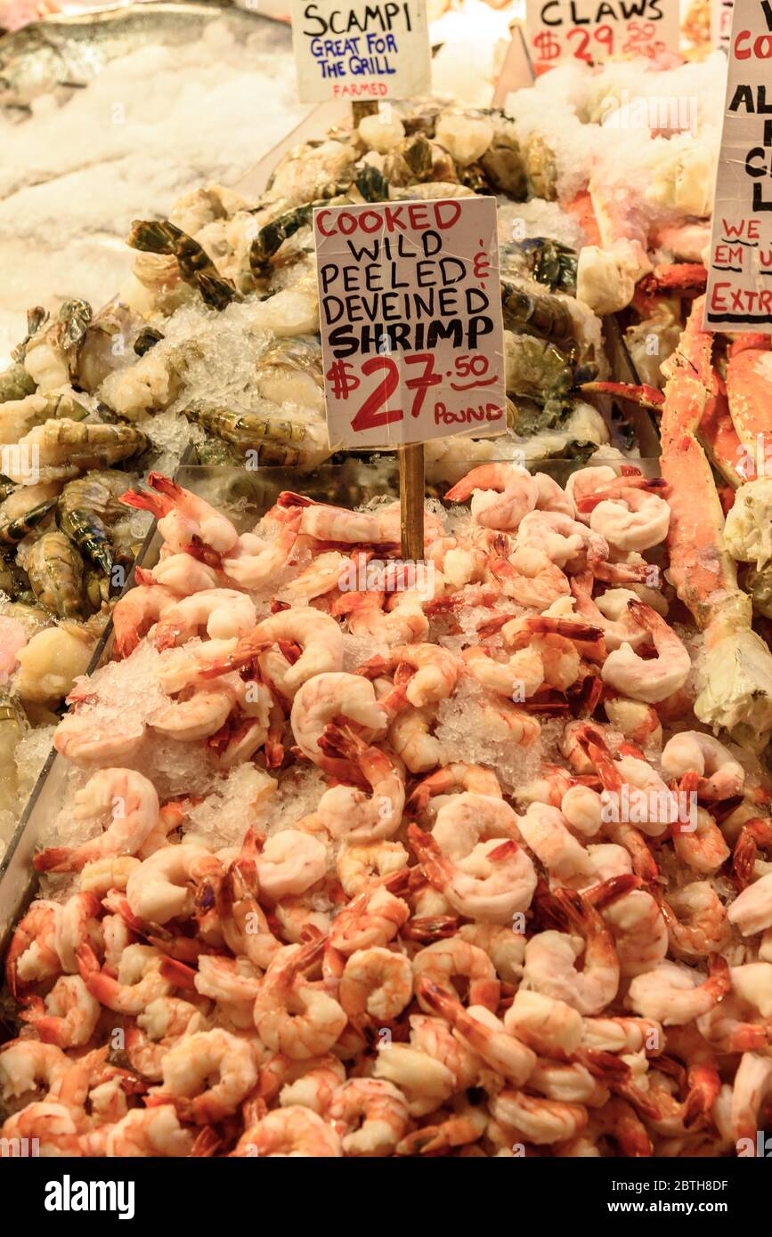 Frischer Fisch zum Verkauf in einem Bauernmarkt. Der Fisch wird in Eis gelegt und beschriftet. Der Markt ist der berühmte Pike Place Markt in Seattle Stockfoto