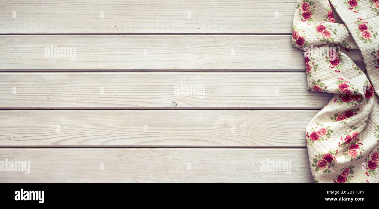 Vintage Küchentischdecke auf rustikalem Holztisch aus weißen Holzplanken. Strukturierter Hintergrund mit Kopierfläche für Ihre Werbetextnachricht. Stockfoto