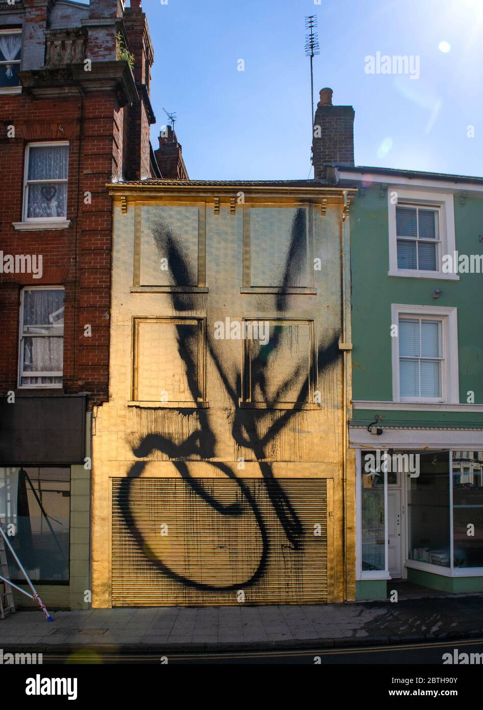 Der mexikanische Künstler Stefan Bruggemann enthüllte eine Kunstinstallation mit dem Titel 'OK (Untitled Action)', einem vierstöckigen Gebäude, das im Creative Quarter, Kent, der Stadt Folkestone, mit Blattgold vergoldet wurde. Stockfoto