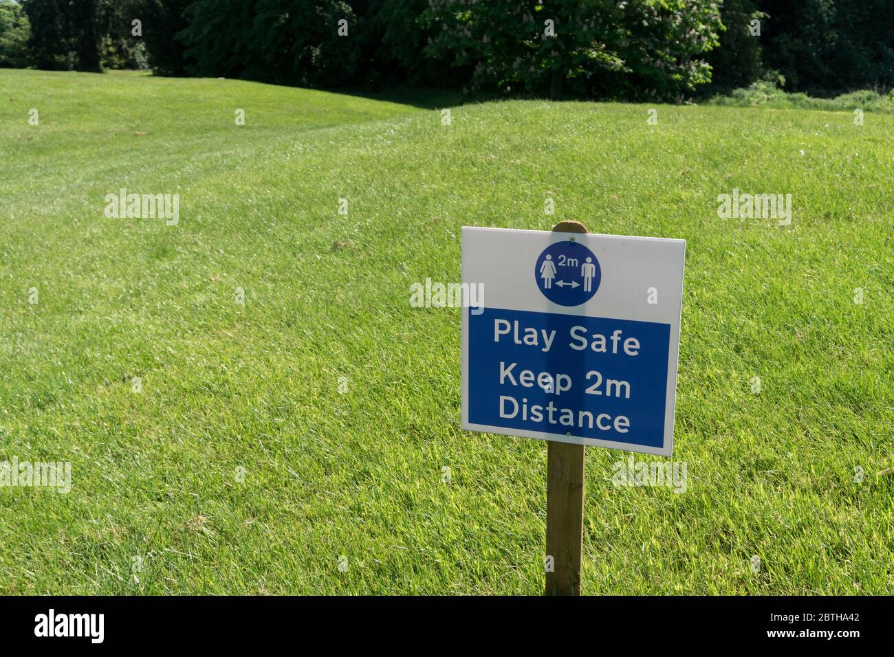 Social Distancing Schild auf dem Abschlag, Collingtree Park, Golf Club, Northampton, Großbritannien Stockfoto