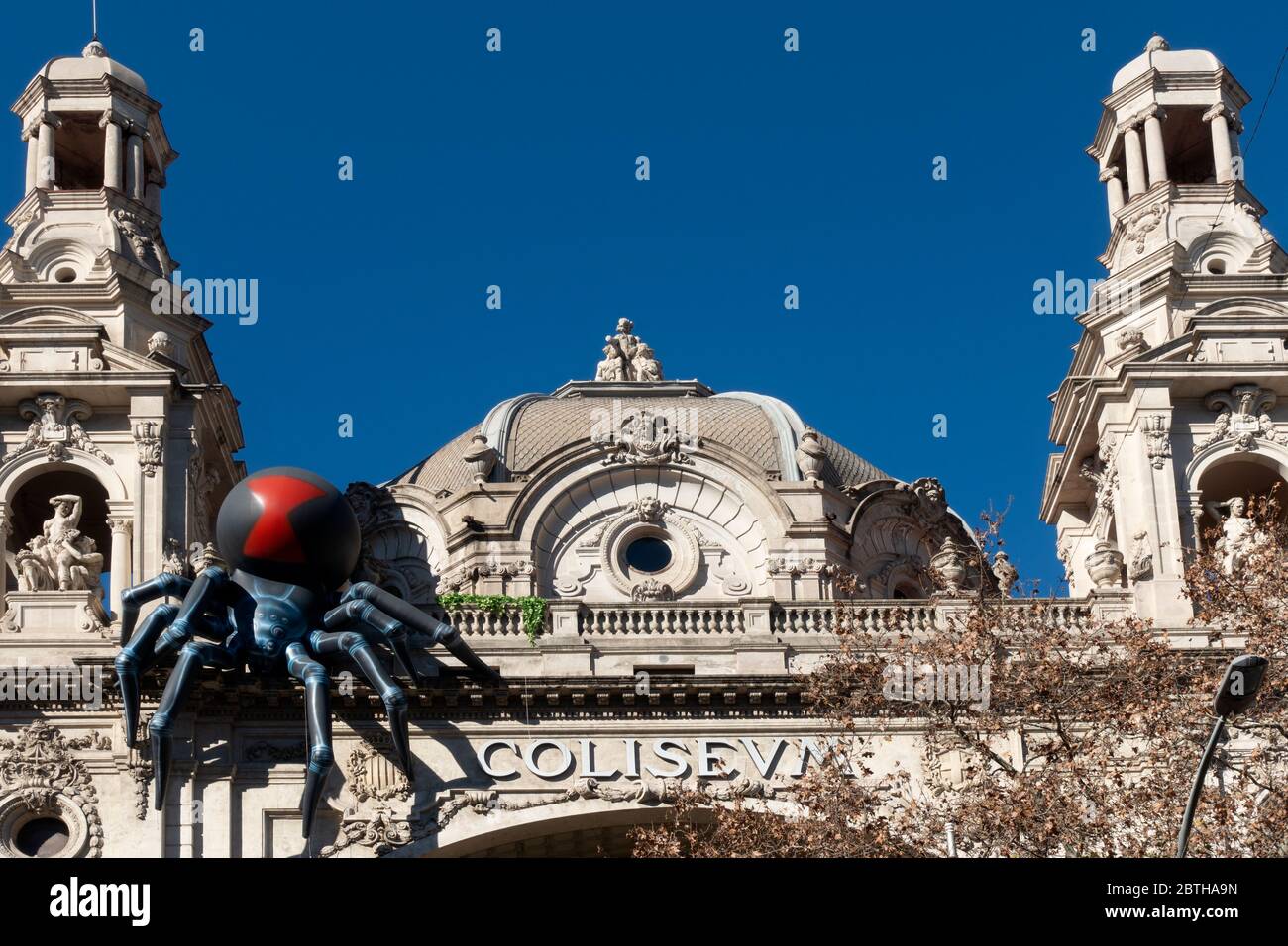 Riesige Spinne Werbung für eine Show im Coliseum Theater.Barcelona.Spanien Stockfoto