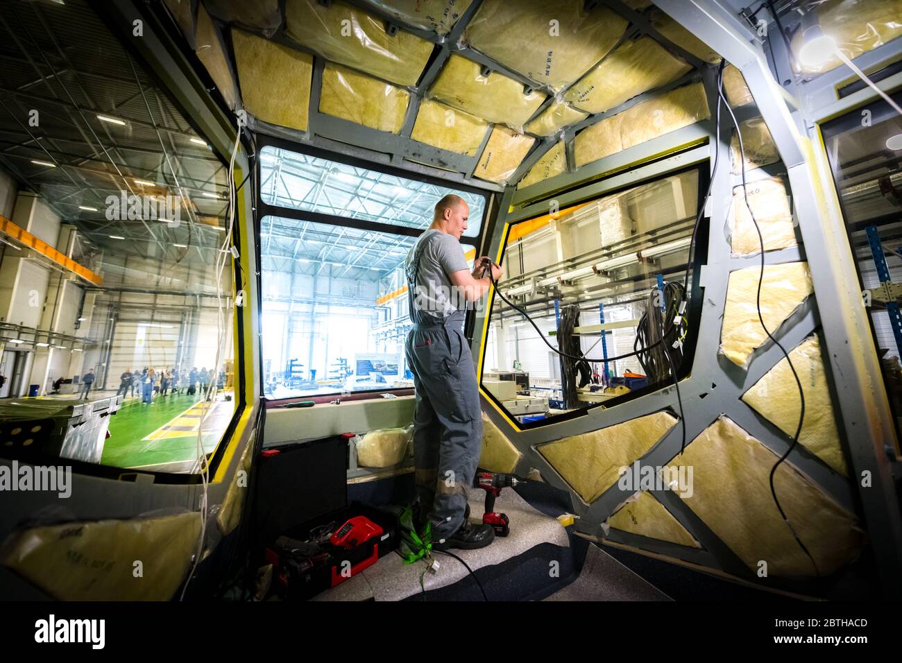 Sankt Petersburg, Russland - Mai 23 2019. Anlage zur Herstellung von Elektrofahrzeugen 'Transportsysteme'. Arbeiter bei der Montage der Straßenbahn Stockfoto