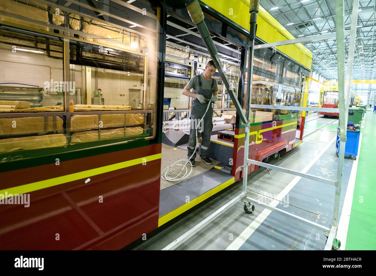 Sankt Petersburg, Russland - Mai 23 2019. Anlage zur Herstellung von Elektrofahrzeugen 'Transportsysteme'. Arbeiter bei der Montage der Straßenbahn Stockfoto