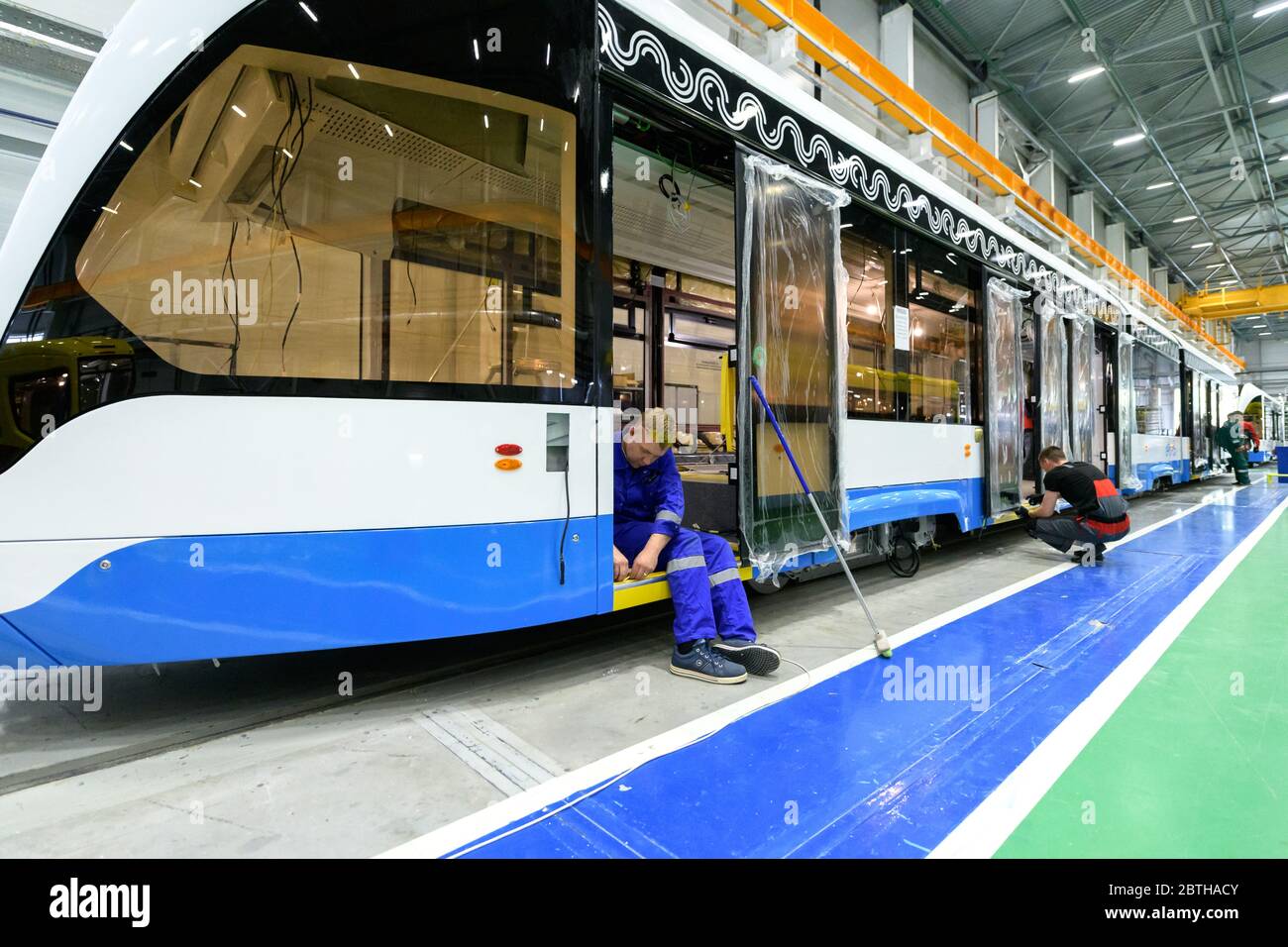 Sankt Petersburg, Russland - Mai 23 2019. Anlage zur Herstellung von Elektrofahrzeugen 'Transportsysteme'. Arbeiter bei der Montage der Straßenbahn Stockfoto