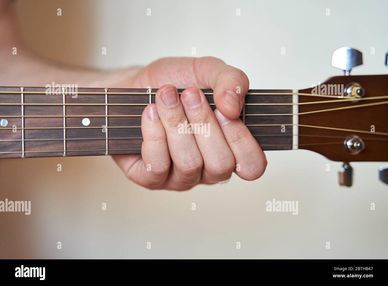 Musiker Hand auf akustische Gitarre. Nahaufnahme Stockfoto