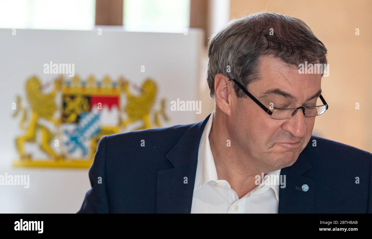 München, Deutschland. Mai 2020. Zu Beginn der Kabinettssitzung wird der Ministerpräsident von Bayern, Markus Söder (CSU), an seiner Stelle im Bayerischen Staatskanzlei sitzen. Die wöchentliche Kabinettssitzung wurde in die geräumige Kuppelhalle verlegt. Quelle: Peter Kneffel/dpa/Alamy Live News Stockfoto