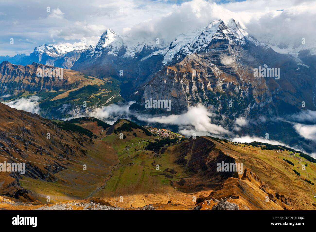 Blick auf die Jungfrau, einen der wichtigsten Gipfel der Berner Alpen in der Schweiz, zusammen mit dem Eiger und dem Mönch von Lauterbrunnen aus Stockfoto