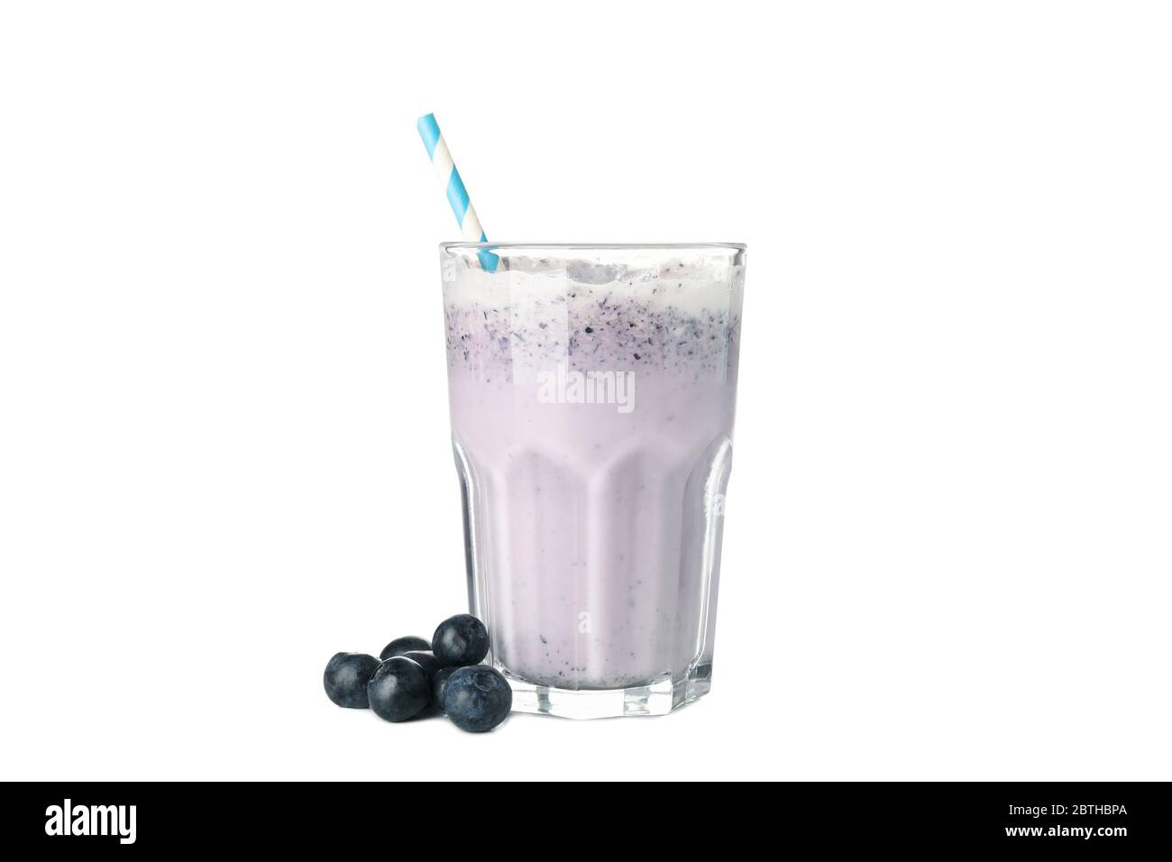 Glas Heidelbeer-Milchshake auf weißem Hintergrund isoliert Stockfoto