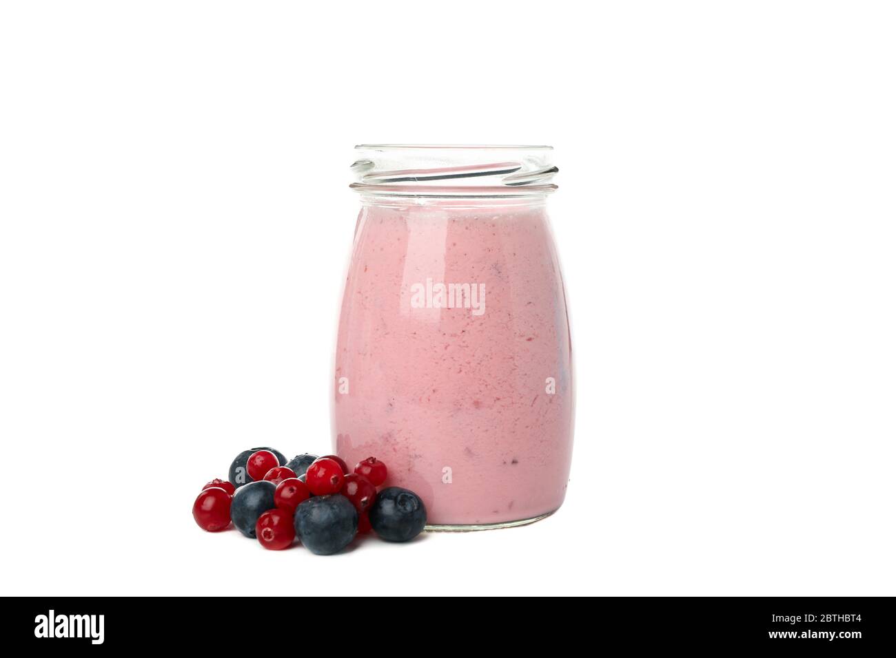 Glas Beeren Milchshake isoliert auf weißem Hintergrund Stockfoto