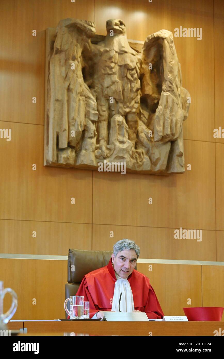 Karlsruhe, Deutschland. Mai 2020. Stephan Harbarth, Vorsitzender des Ersten Senats und neuer Präsident des Bundesverfassungsgerichts, verkündet das Urteil zur Entzerrung der Renten bei Scheidungen. (Um dpa 'Verfassungsrichter drängen auf eine bessere Position von geschiedenen Frauen') Quelle: Uli Deck/dpa/Alamy Live News Stockfoto