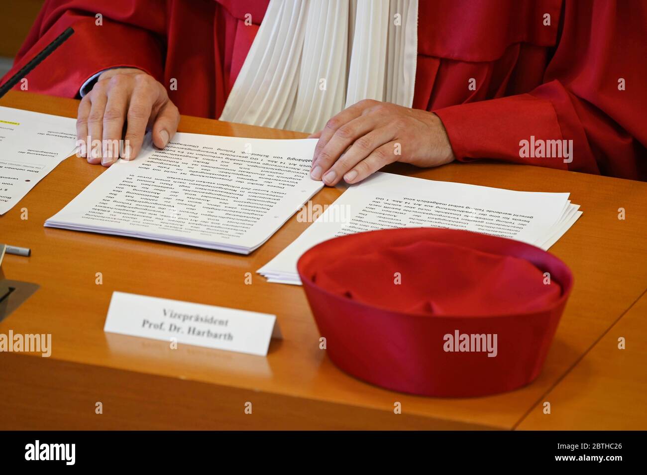 Karlsruhe, Deutschland. Mai 2020. Stephan Harbarth, Vorsitzender des Ersten Senats und neuer Präsident des Bundesverfassungsgerichts, verkündet das Urteil zur Entzerrung der Renten bei Scheidungen. (Um dpa 'Verfassungsrichter drängen auf eine bessere Position von geschiedenen Frauen') Quelle: Uli Deck/dpa/Alamy Live News Stockfoto