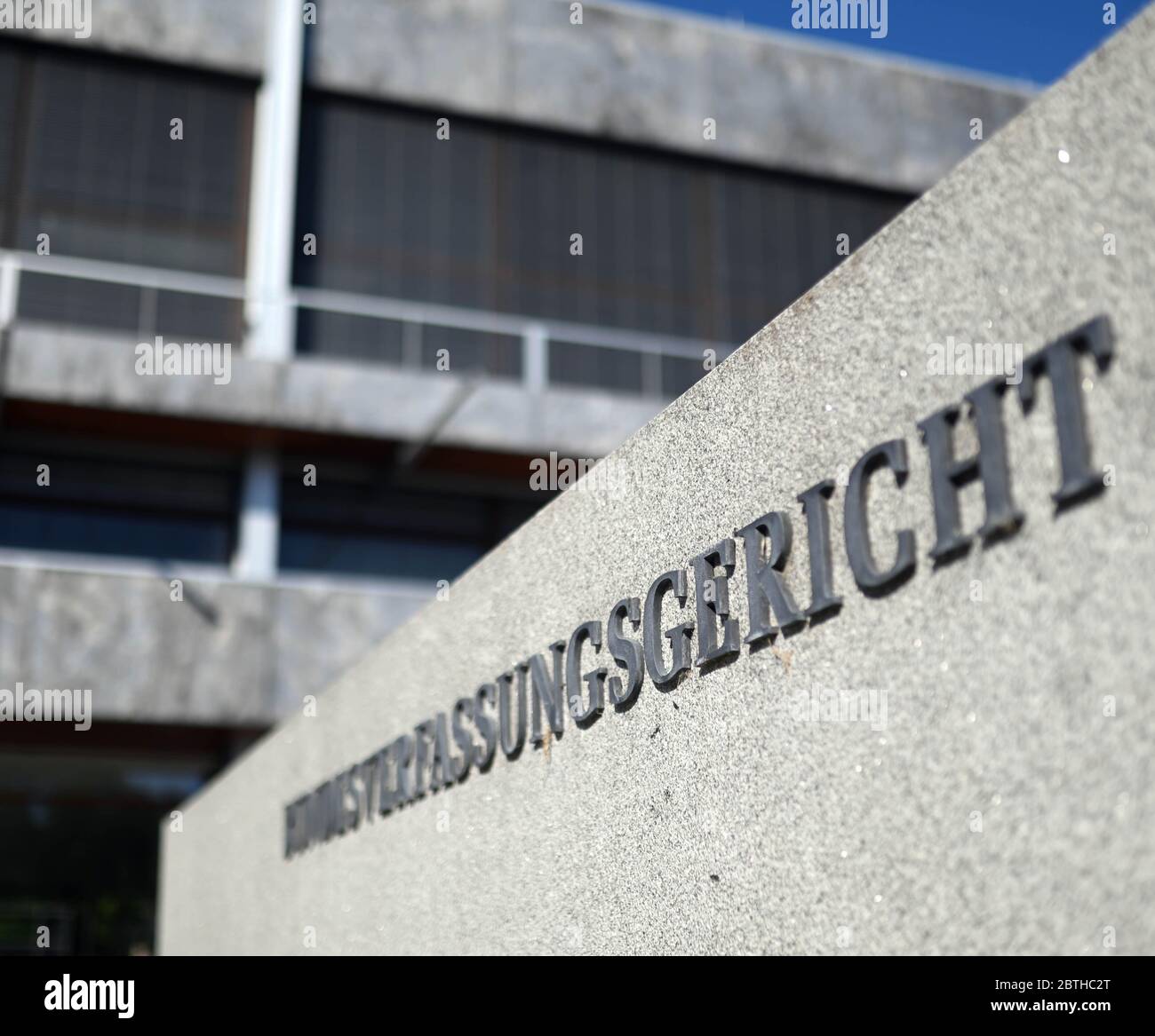 Karlsruhe, Deutschland. Mai 2020. Außenfoto des Bundesverfassungsgerichts, aufgenommen vor dem ersten Senat, der sein Urteil über den Rentenausgleich in Scheidungsfällen ausgesprochen hat. (Um dpa 'Verfassungsrichter drängen auf eine bessere Position geschiedener Frauen') Quelle: Uli Deck/dpa/Alamy Live News Stockfoto