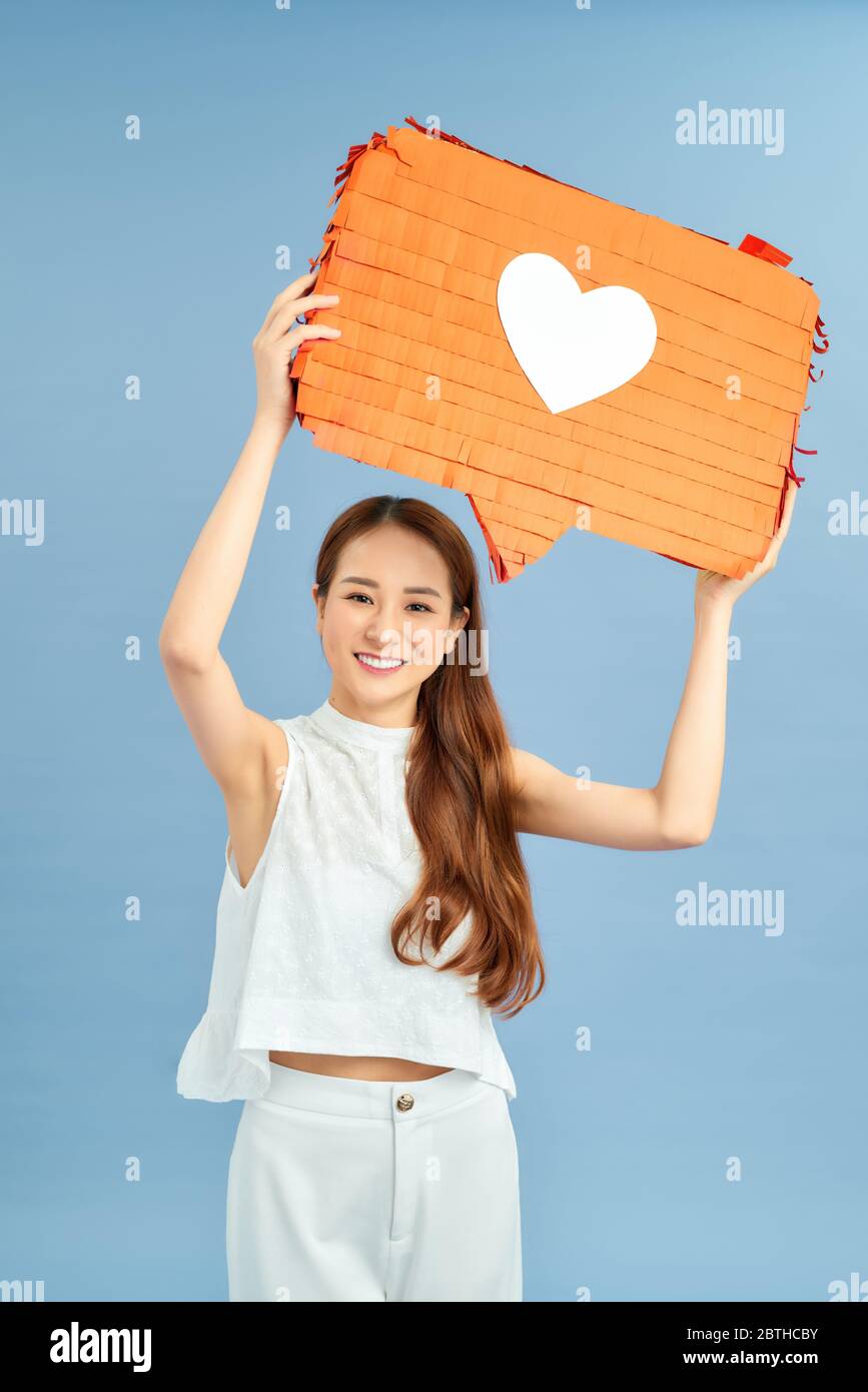 Süße Dame in einer tollen Stimmung setzt eine große wie. Romantisch verträumt Stockfoto