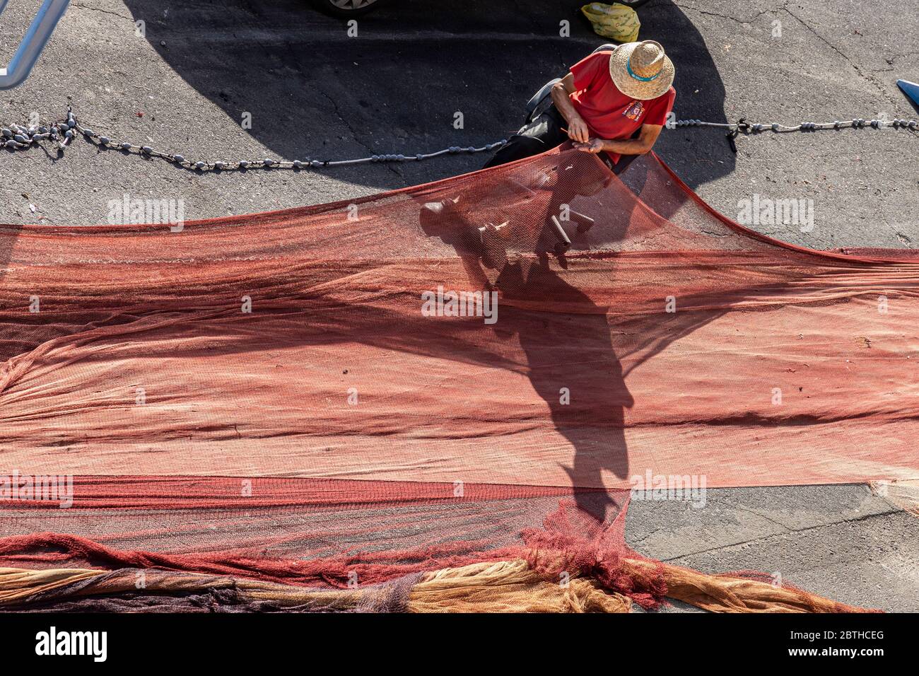 Playa San Juan, Teneriffa, Kanarische Inseln, Spanien. 26 Mai 2020. Fischer reparieren ihre Netze am Kai im Fischereihafen an der Westküste. Der Hauptfang in den kanarischen Gewässern ist der Bonito-Thunfisch. Stockfoto