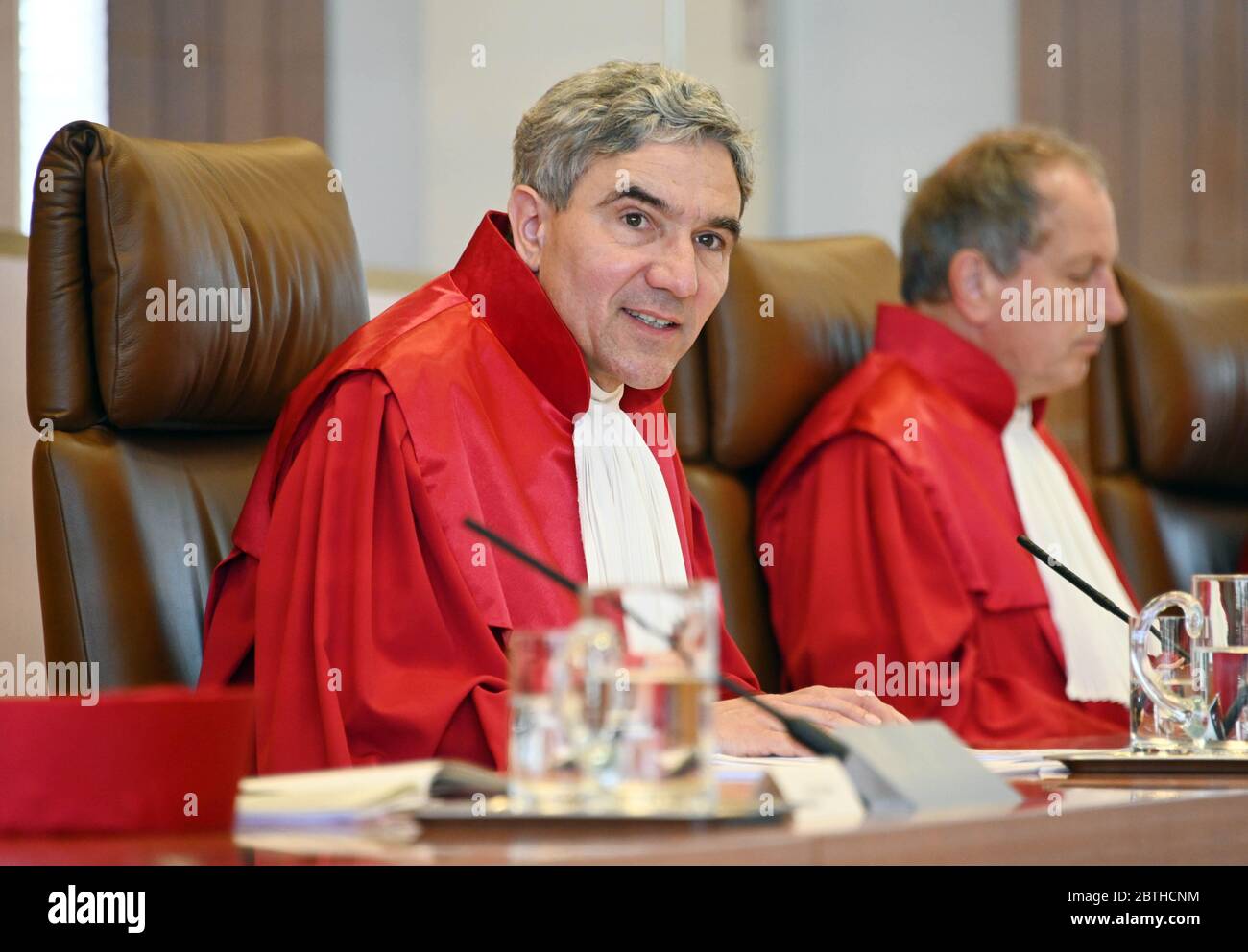 Karlsruhe, Deutschland. Mai 2020. Stephan Harbarth (l.), Vorsitzender des Ersten Senats und neuer Präsident des Bundesverfassungsgerichts, verkündet das Urteil zur Gleichsetzung der Rentenansprüche in Scheidungen. Johannes Masing sitzt neben ihm. (Um dpa 'Verfassungsrichter drängen auf eine bessere Position von geschiedenen Frauen') Quelle: Uli Deck/dpa/Alamy Live News Stockfoto