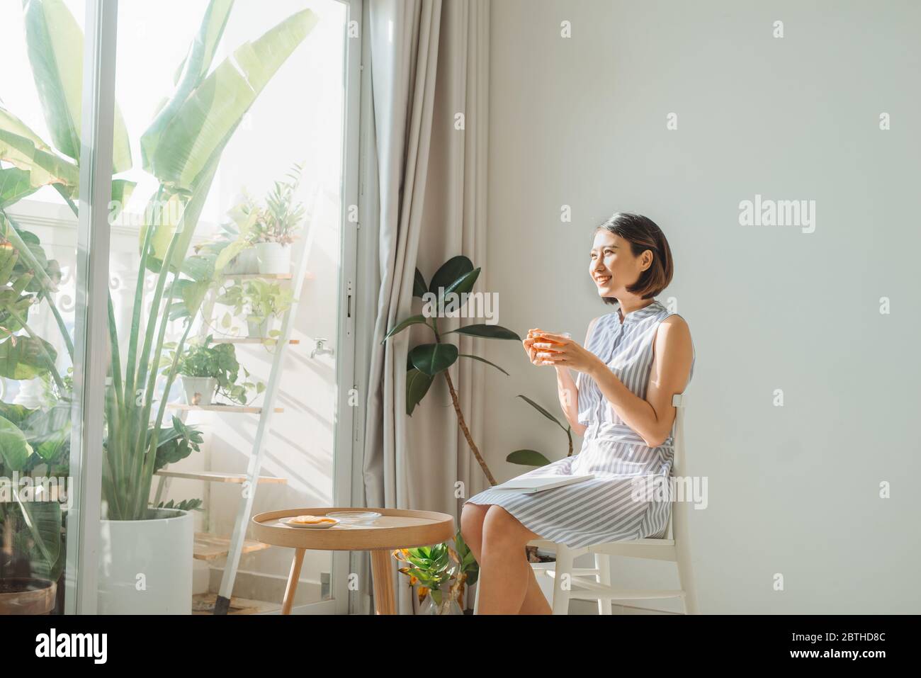 Schöne asiatische Frau, die ein Buch liest Stockfoto