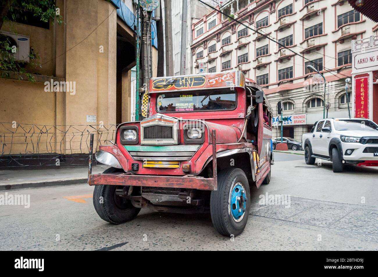 Aufnahmen vom Verkehr an der geschäftigen Kreuzung am Filipino Chinese Friendship Arch im Binondo Chinatown Distrikt von Manila Philippinen. Stockfoto