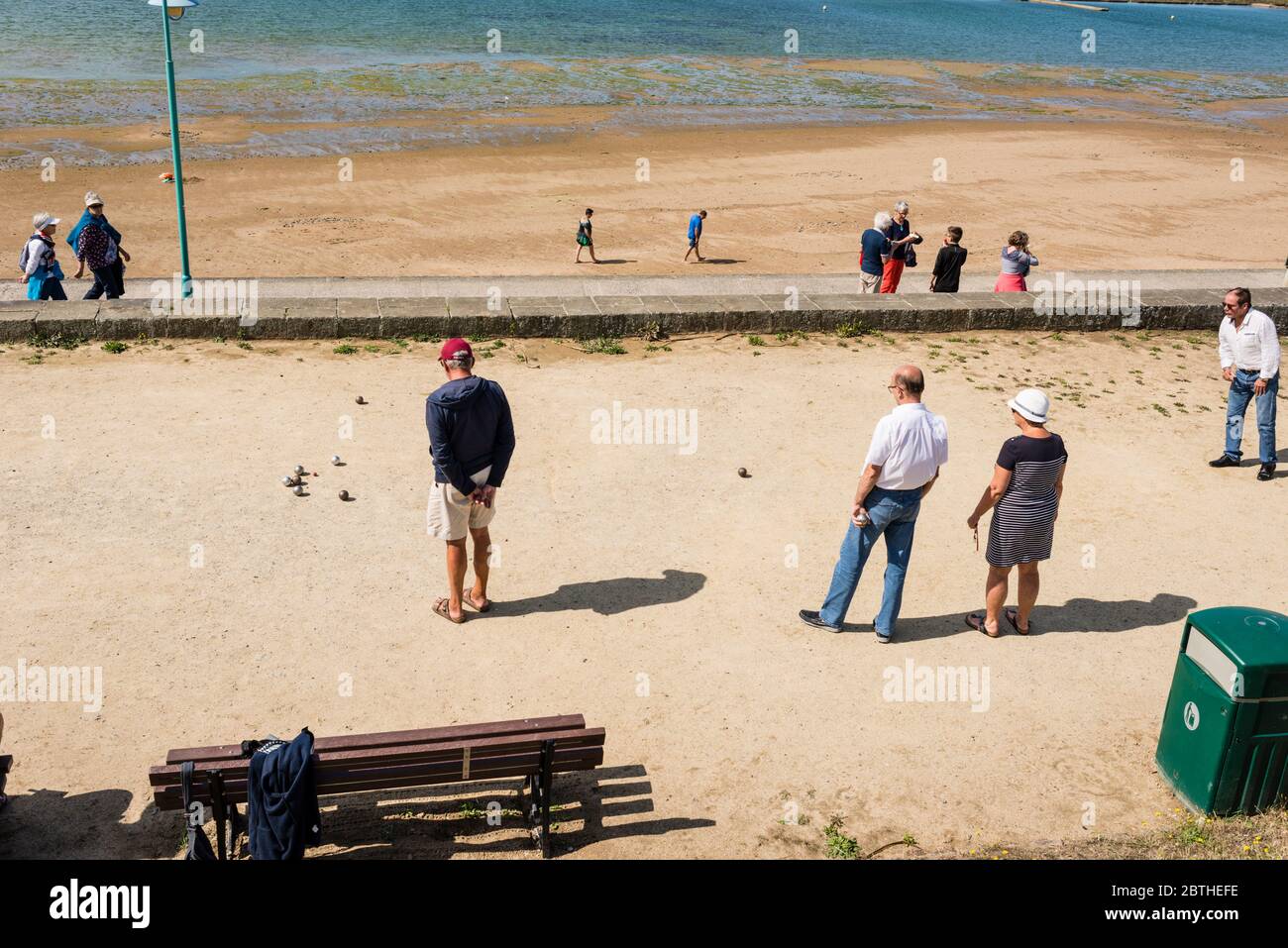 Petanques spielende Leute, St Malo, Bretagne, Frankreich Stockfoto