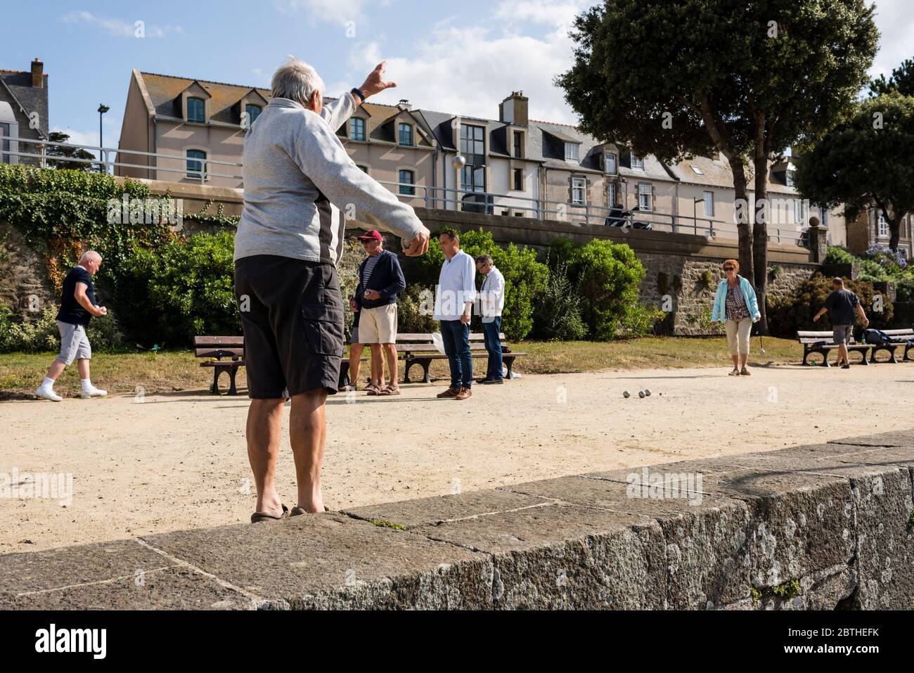 Petanques spielende Leute, St Malo, Bretagne, Frankreich Stockfoto
