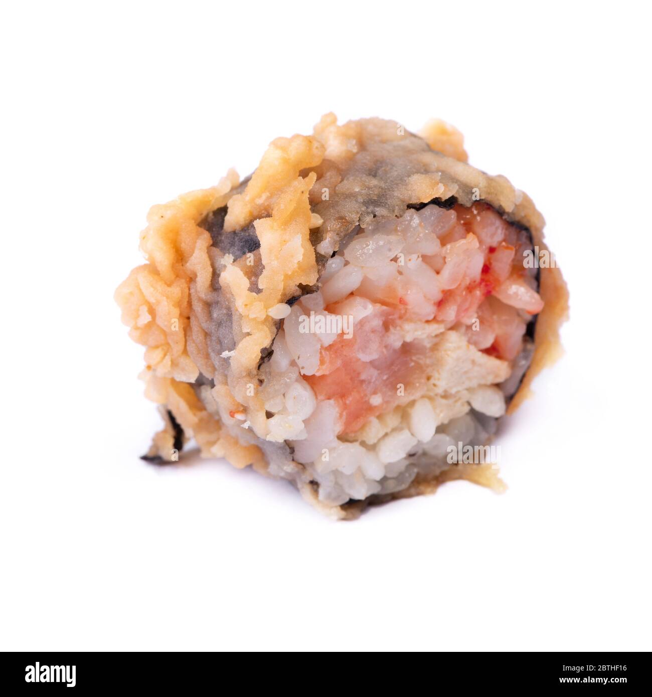 Heiße Sushi-Rolle im Teig isoliert auf weißem Hintergrund Stockfoto