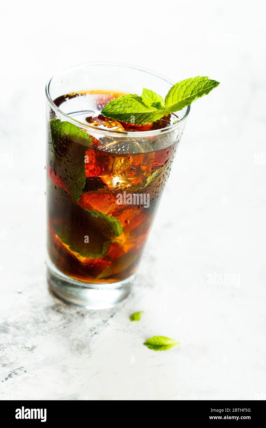 Erfrischender Erdbeer-Eistee mit frischer Minze Stockfoto