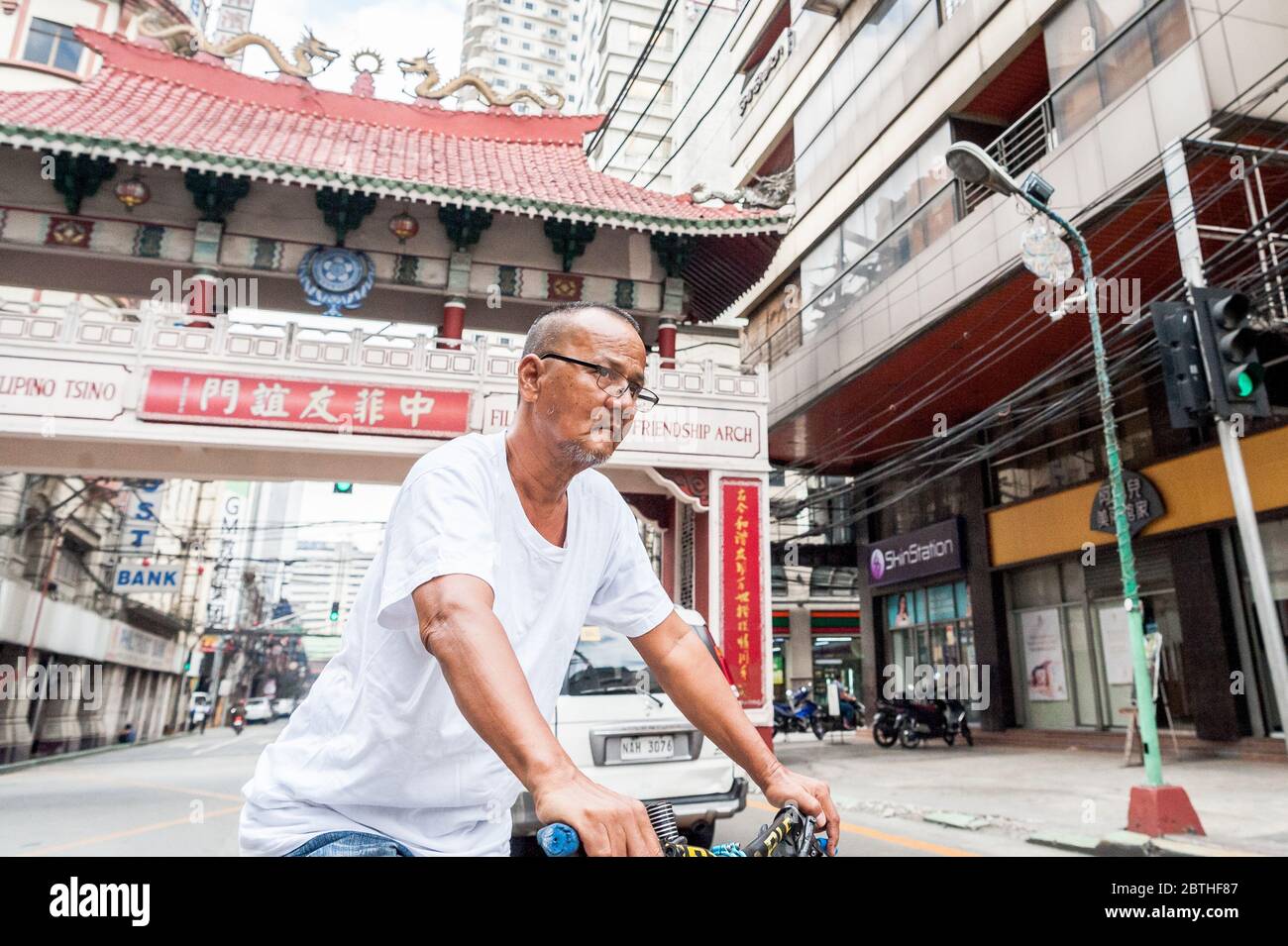 Aufnahmen vom Verkehr an der geschäftigen Kreuzung am Filipino Chinese Friendship Arch im Binondo Chinatown Distrikt von Manila Philippinen. Stockfoto