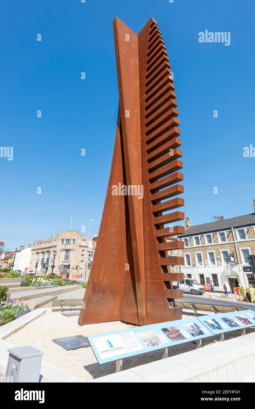 Kreuzung (Vertikal) eine Skulptur von Nigel Hall befindet sich in den Gärten nahe dem Barnsley Town Hall Stockfoto