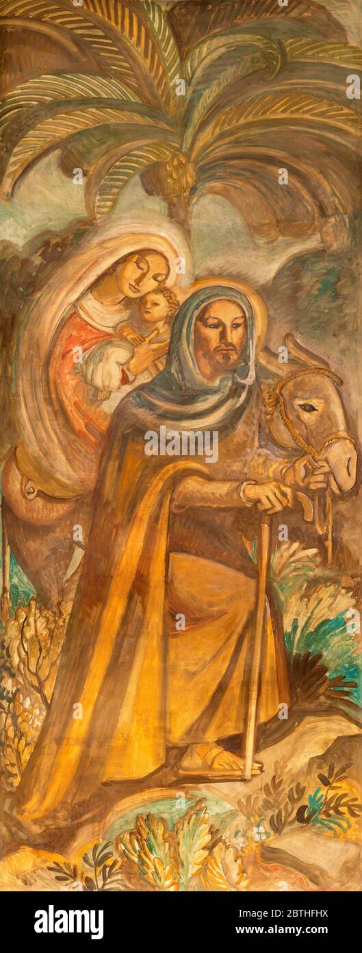 BARCELONA, SPANIEN - 3. MÄRZ 2020: Das Fresko der Flucht nach Ägypten in der Kirche Parroquia Santa Teresa de l'Infant Jesus von Francisco Labarta. Stockfoto