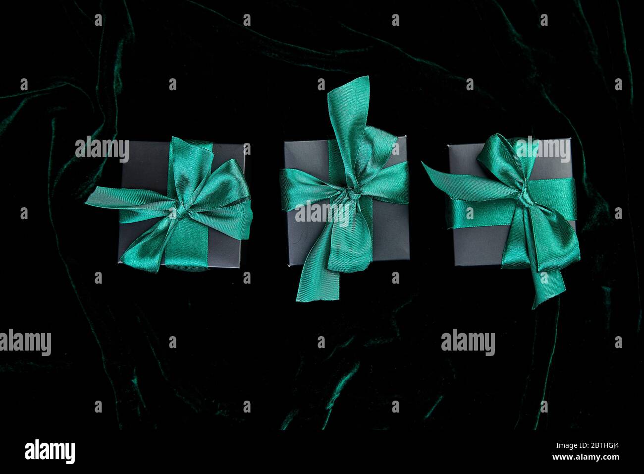 Luxuriöse schwarze Geschenkboxen mit grünem Band Stockfoto