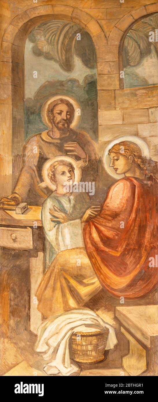 BARCELONA, SPANIEN - 3. MÄRZ 2020: Das Fresko der Heiligen Familie in Nazareth in der Kirche Parroquia Santa Teresa de l'Infant Jesus von Francisco Labarta. Stockfoto