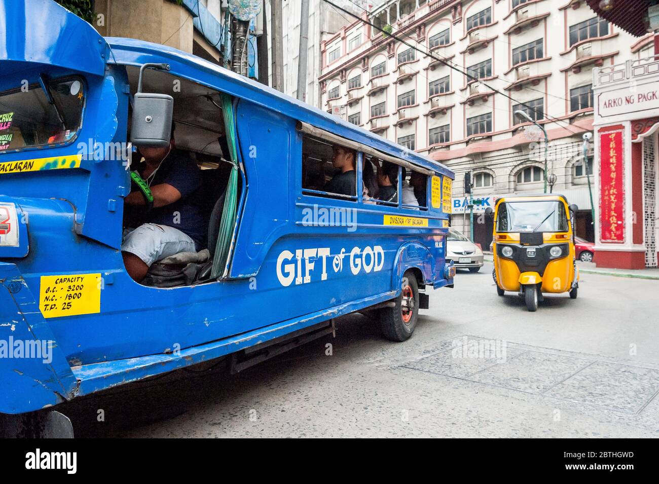 Aufnahmen vom Verkehr an der geschäftigen Kreuzung am Filipino Chinese Friendship Arch im Binondo Chinatown Distrikt von Manila Philippinen. Stockfoto