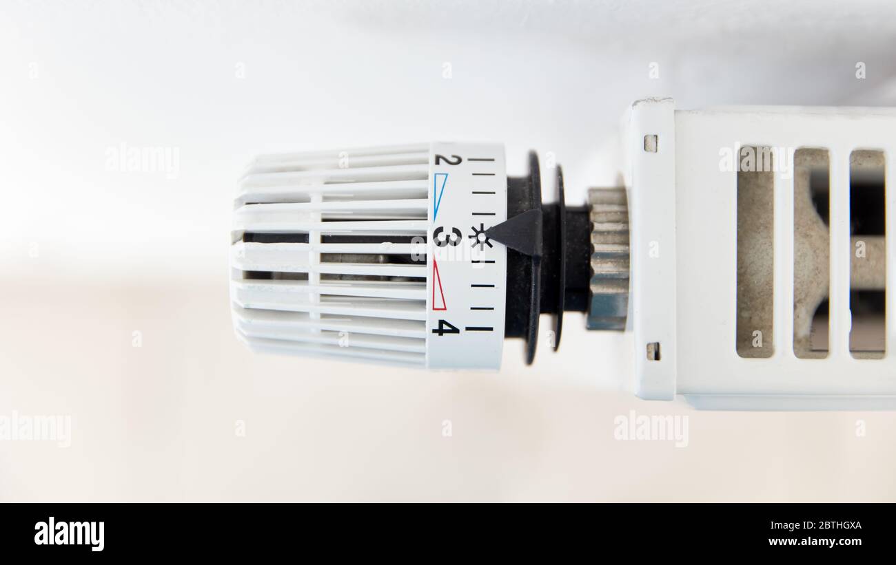 Thermostat auf Heizung auf Nummer drei im Winter von oben als Heizkostenkonzept Stockfoto